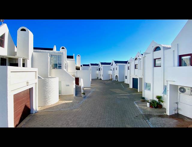 2 BEDROOM APARTMENT FOR SALE IN DWARSKERSBOS